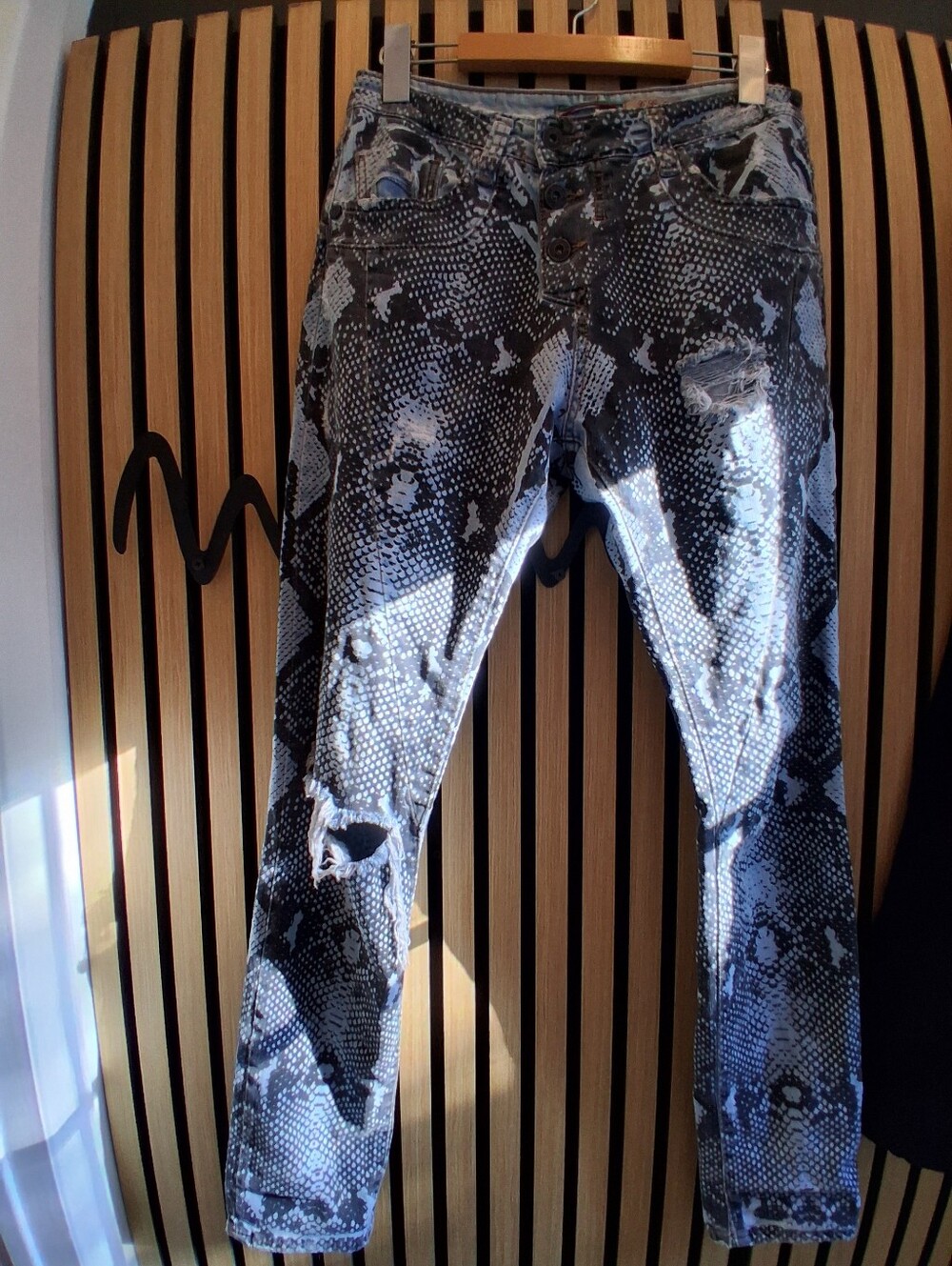 Distressed Snake-Print Women’s Jeans - Black/blue
